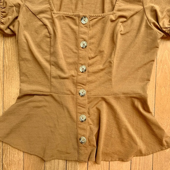 Super cute square neckline & puff sleeve top. Gorgeous tied sleeves & peplum fit - Picture 2 of 4